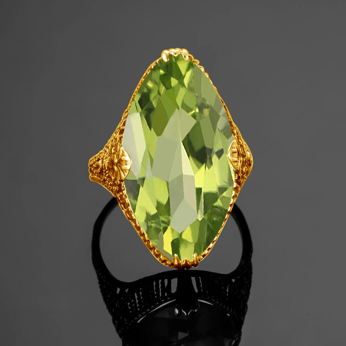 Damen-Ring aus Silber 925 mit Olivgrünem Peridotstein in Filigraner Silberfassung Luxus Schmuckstück