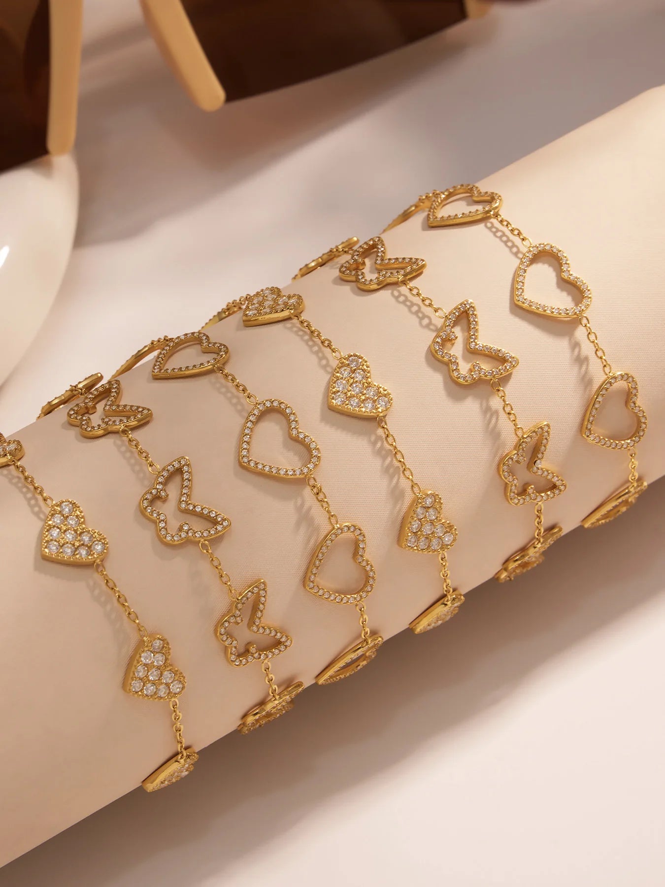 Damen-Charm-Armband mit Herzschleife und Zirkonia