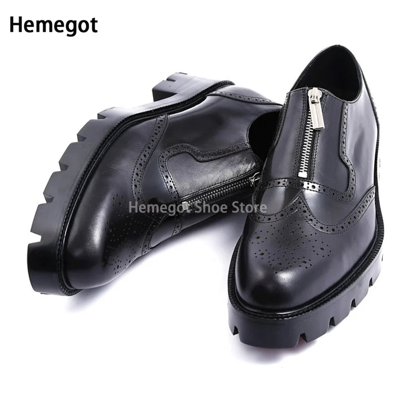 Schwarze Herren-Lederschuhe mit spitzer Kappe, Brogue-Perforationen und kurzem Reißverschluss