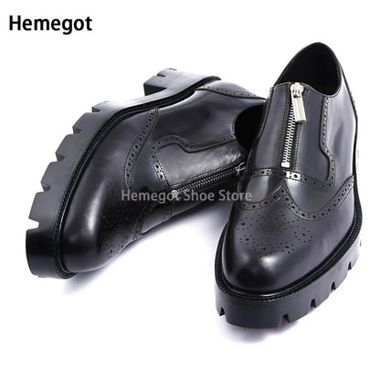 Schwarze Herren-Lederschuhe mit spitzer Kappe, Brogue-Perforationen und kurzem Reißverschluss