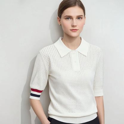 Damen-Poloshirt aus Strick, weiß mit kurzen Ärmeln, Knopfleiste und kontrastfarbenen Bündchen.
