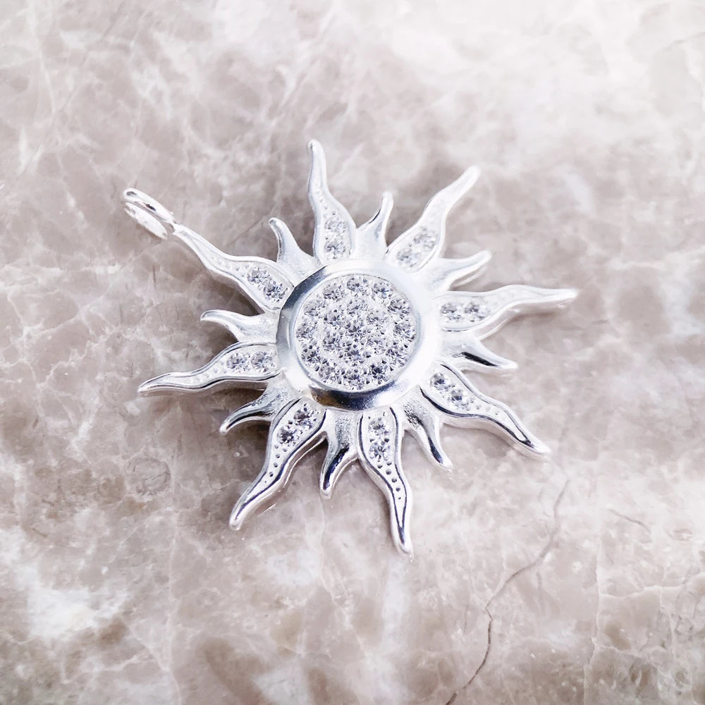 Damen-Charm-Anhänger Sonne weißer Stein Pavé aus Sterlingsilber
