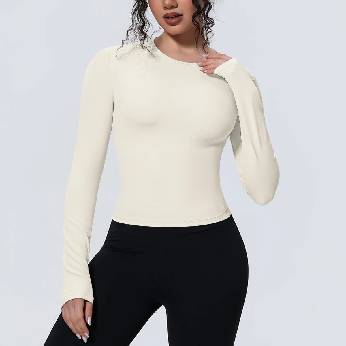 Yogashirt mit langen Ärmeln, helles cremeweiß, eng anliegender Schnitt