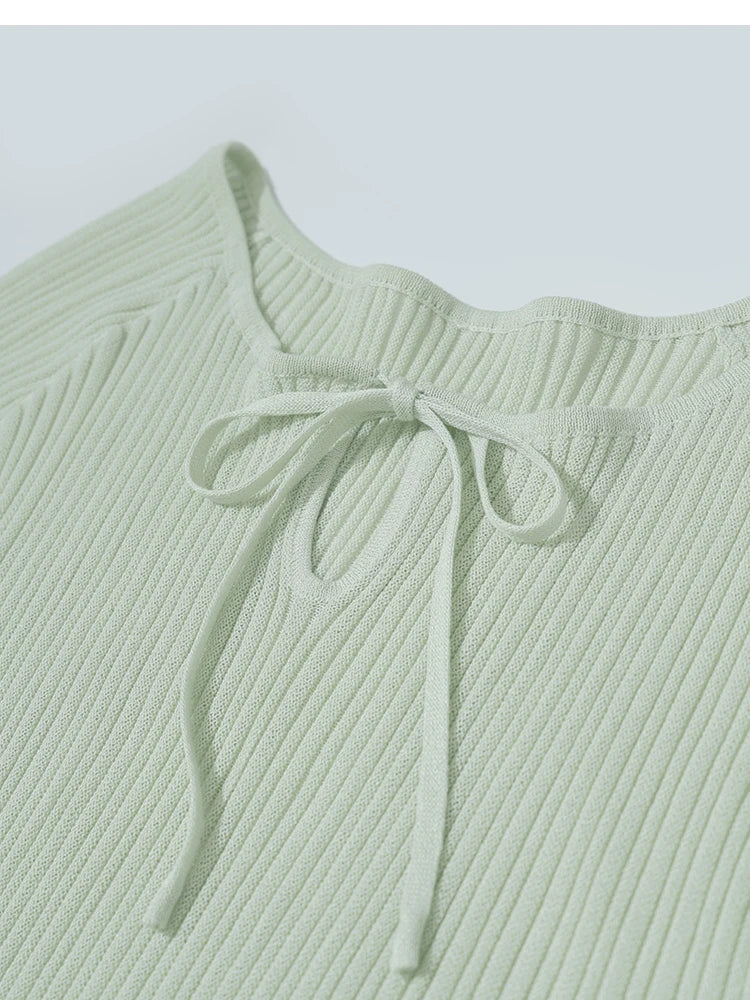 Hellmintfarbener Damenpullover mit Bindedetail am Rundhals und geripptem Strickmuster