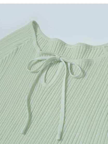 Hellmintfarbener Damenpullover mit Bindedetail am Rundhals und geripptem Strickmuster