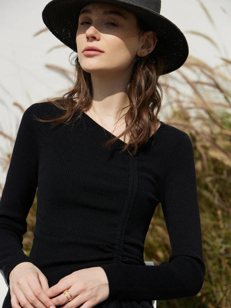 Schwarzer Strickpullover mit V-Ausschnitt, langen Ärmeln und gerafftem Saum