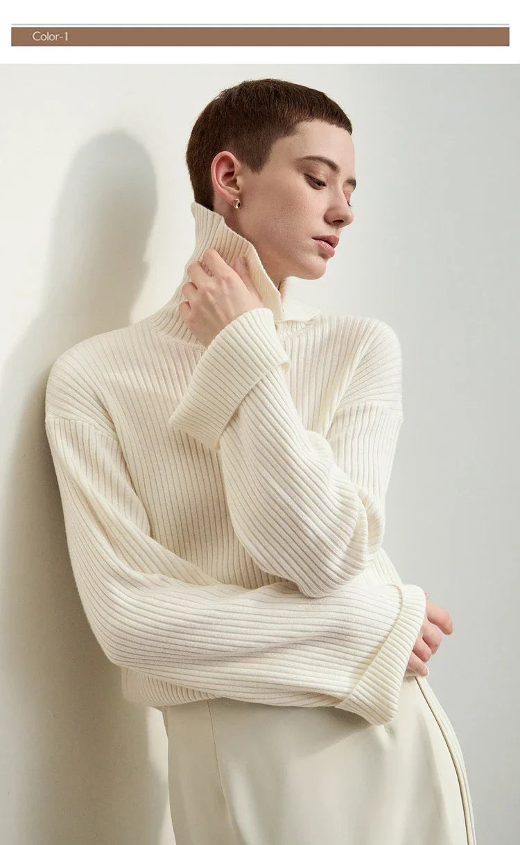 Damen-Strickpullover in Cremeweiß mit geripptem Stehkragen und Knopf, langärmlig