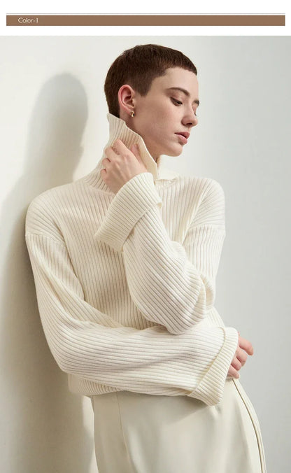 Damen-Strickpullover in Cremeweiß mit geripptem Stehkragen und Knopf, langärmlig