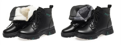 Schwarzer Winterstiefel im Paarvergleich: mit hellem Wollrand und mit grauem Wollrand