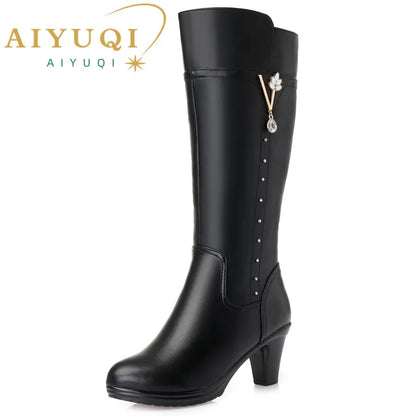 Schwarzer hoher Stiefel aus Leder mit Wollfutter, Absatz und Deko am Schaft