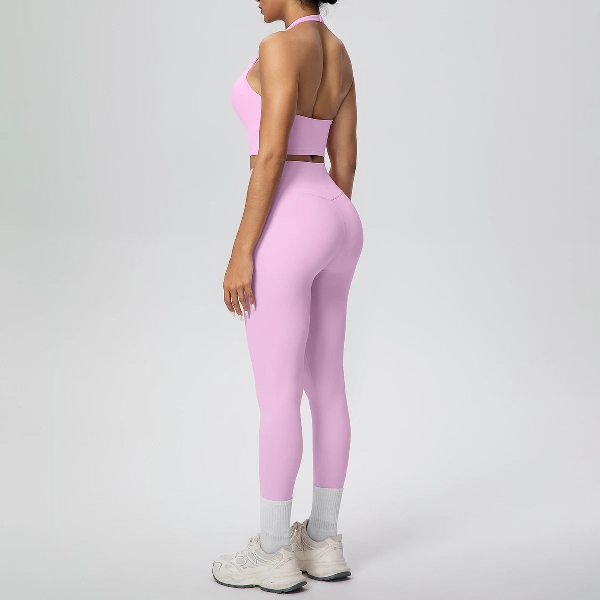 Lila Yoga-Set in Rückansicht: Trägertop und hochbundige Leggings mit breitem Bund