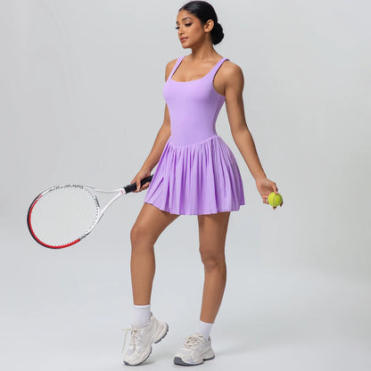 Lavendel Sport-Jumpsuit mit U-Ausschnitt, breiten Trägern und Faltenrock-Shorts.