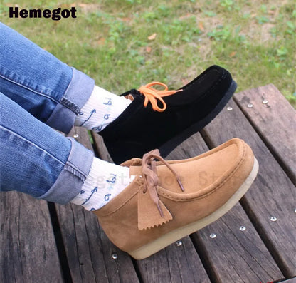 Herren-Kurzstiefeletten: schwarze Version mit orangefarbenen Schnürsenkeln und beiges Paar