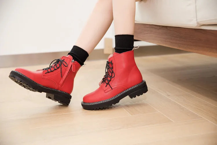 Rote Schnürstiefelette mit dicker Profilsohle, knöchelhoch, schwarze Schnürung