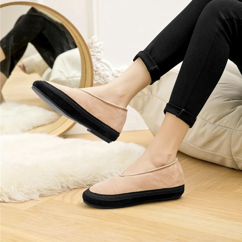 Flache Schneestiefel in Beige mit schwarzer Sohle, gerade Vorderansicht