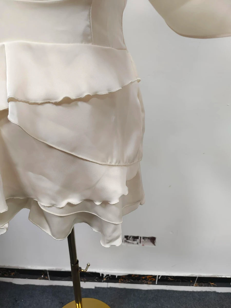 Elegantes Damen-Midikleid mit schulterfreiem Design, langen Ärmeln und Perlen-Patchwork – figurbetont und luxuriös.