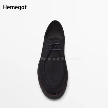 Schwarzer Herren-Derby-Schuh mit Schnürsenkeln, Vorderansicht