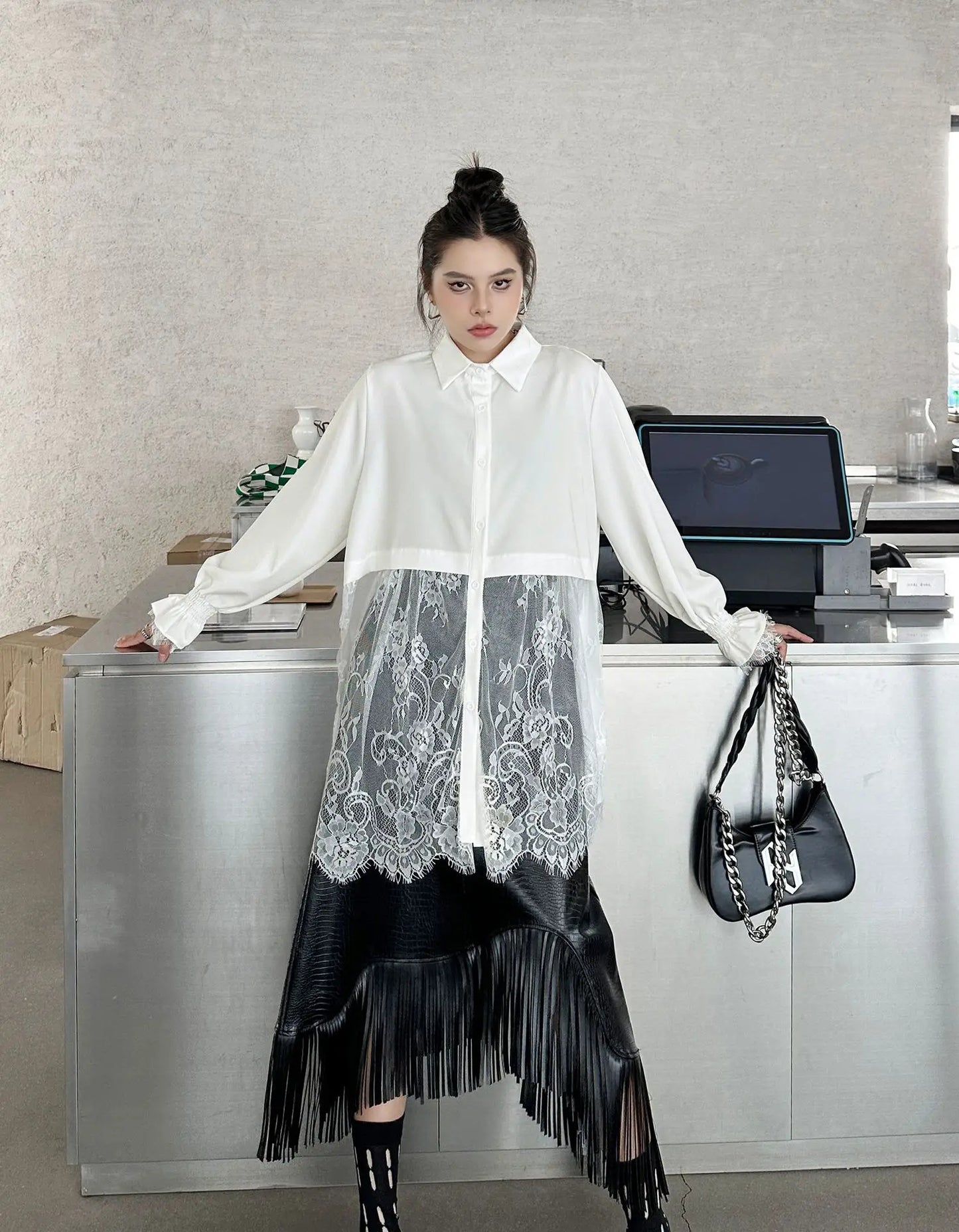 Elegantes Damen-Minikleid mit Rundhalsausschnitt, langen Ärmeln und Schnürung im Patchwork-Design – figurbetont und stilvoll.