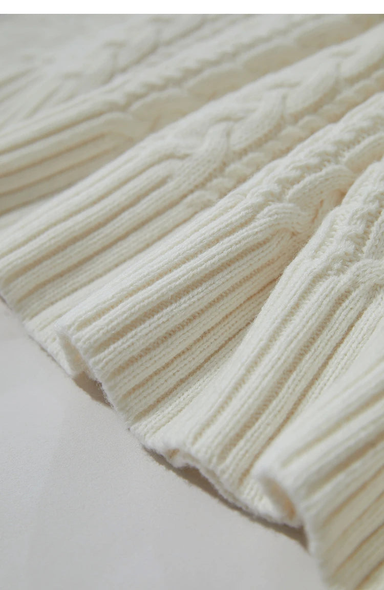 Damenpullover Detail: cremefarbener Zopfmuster-Strick mit feinen Strukturen