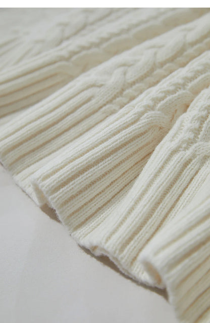 Damenpullover Detail: cremefarbener Zopfmuster-Strick mit feinen Strukturen