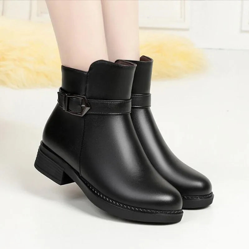 Schwarze Stiefelette mit Schnallriemen, seitlich geschlossene Form und warmem Wollfutter