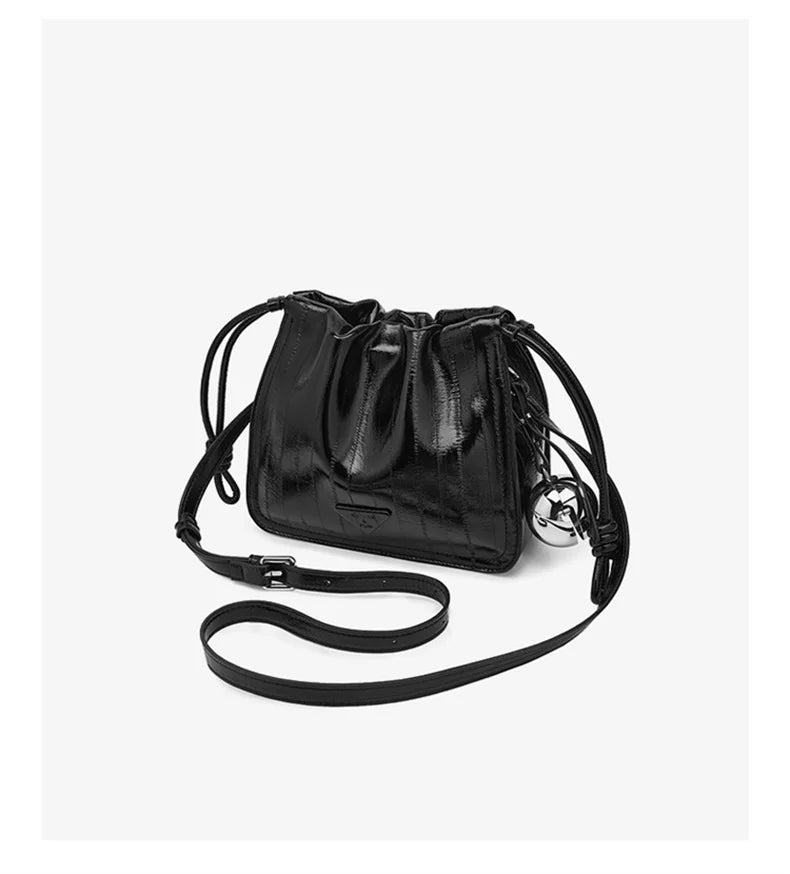 Damen Schultertasche aus Kunstleder und Spaltleder mit Kordelzug