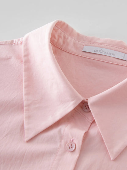 Lässige Damen-Bluse in Übergröße mit Schnallen und kurzen Ärmeln – Sommerliches Design mit umgeschlagenem Kragen und figurbetonter Taille.