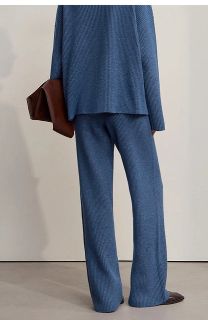 Weite blaue Hose mit Rollkragenpullover im Set, gerader Beinverlauf und Saum
