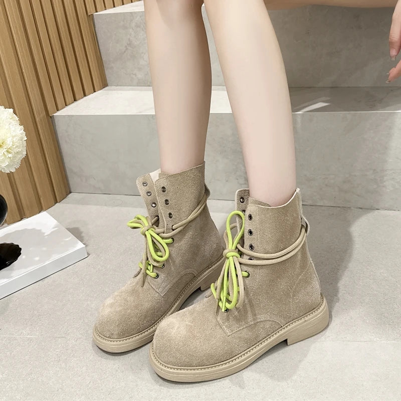 Damen-Bikerboots in Khaki mit Schnürung und grün-langen Schnürsenkeln, Blick auf die Ösen