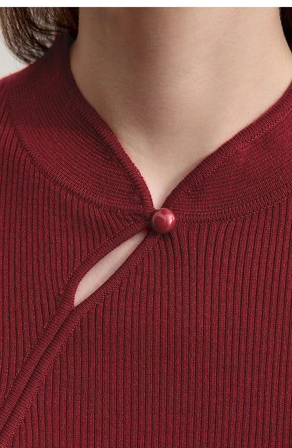 Bordeauxroter Damenpullover mit Cheongsam-Kragen und Knopf am Ausschnitt, feiner Rippstrick