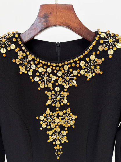 Zweiteiliges Damen-Set mit Rundhals und langen Ärmeln, verziert mit Diamant-Details, bestehend aus einem Oberteil und einem hoch taillierten Rock mit Patchwork-Taschen.
