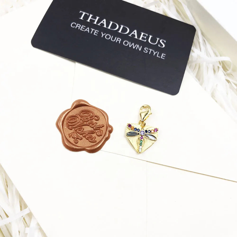 Goldfarbener Libellen-Herz-Anhänger mit bunten Kristallen und baumelndem Charm