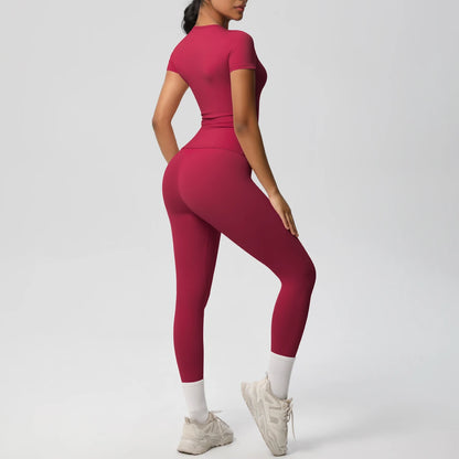 Burgunderrotes Crop-Top- und Leggings-Set, körpernah, 3/4-Länge mit weißem Abschluss an den Beinen.