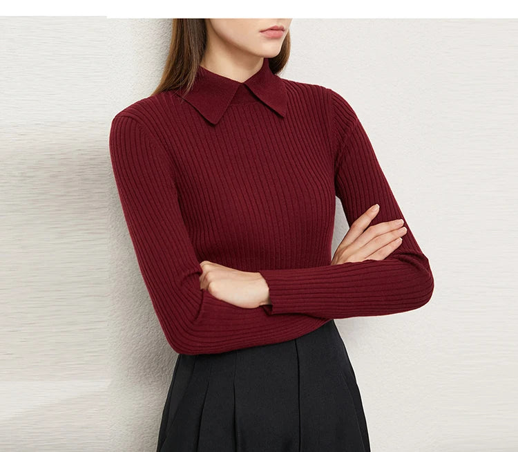 Damenpullover mit Polokragen, weinroter Rippstrick, gekreuzte Arme, lange Ärmel