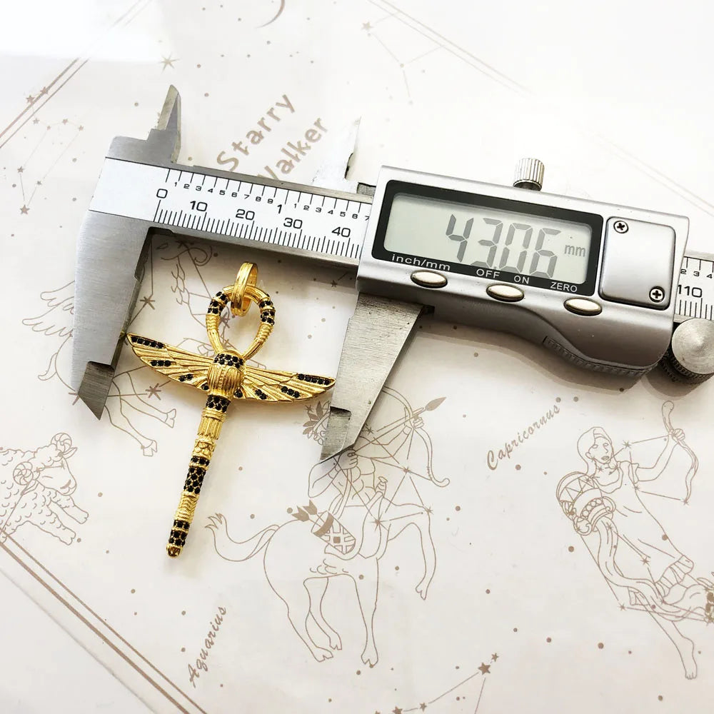 Schmuckanhänger mit Ankh-Kreuz, goldfarben, am Messschieber zur Größenprüfung
