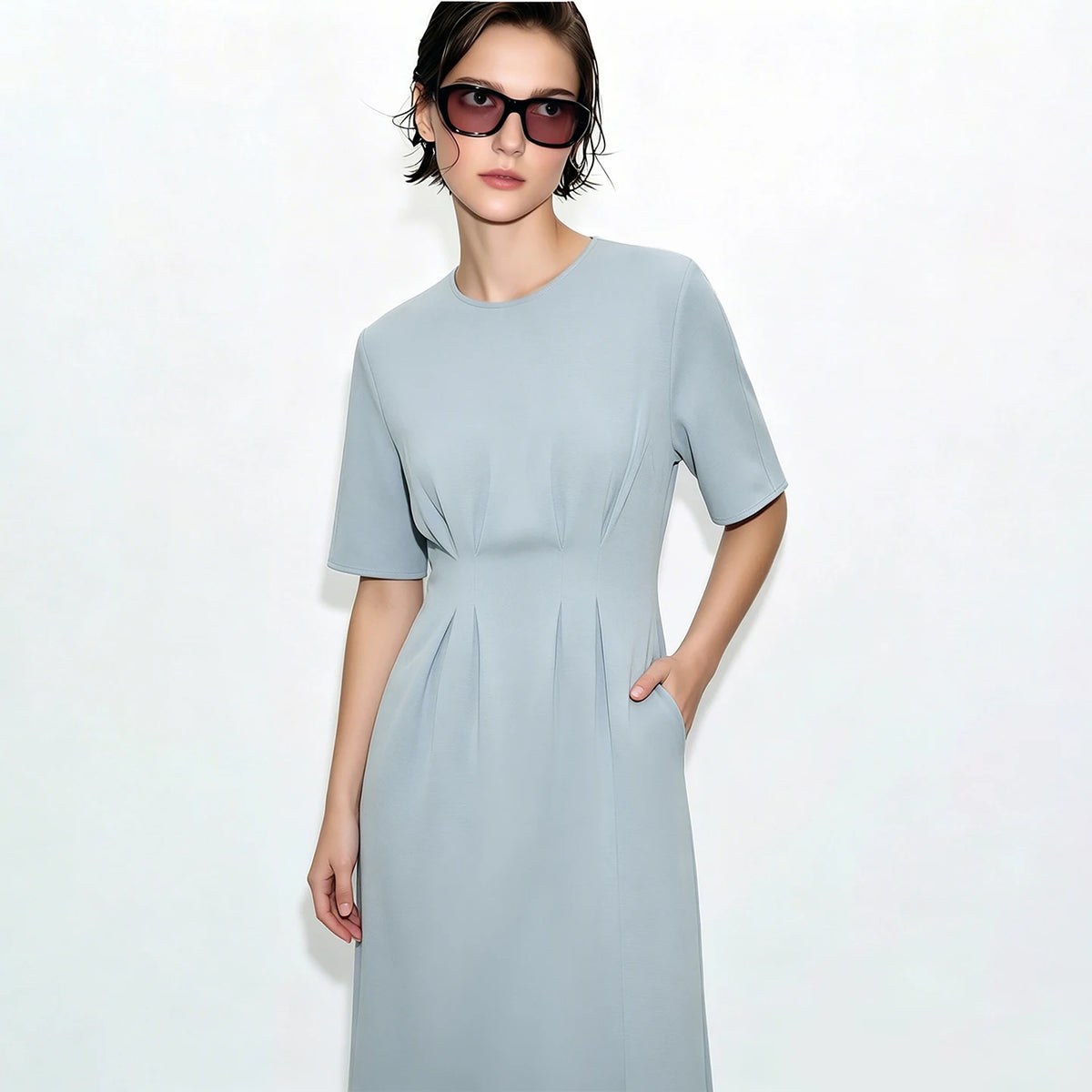 Figurbetontes Midi-Kleid in hellem Blau mit Rundhalsausschnitt und kurzen Ärmeln