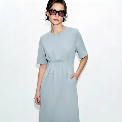 Figurbetontes Midi-Kleid in hellem Blau mit Rundhalsausschnitt und kurzen Ärmeln