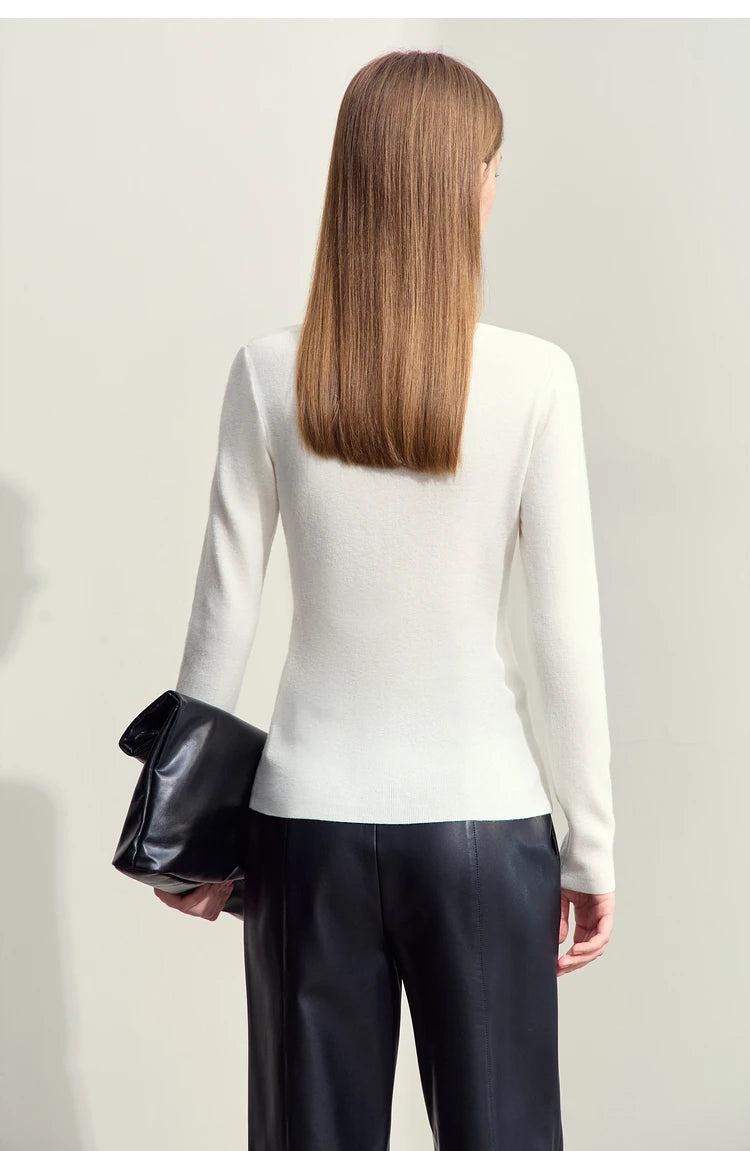 Damenpullover in Off-White mit langem Ärmel und V-Ausschnitt, Rückansicht