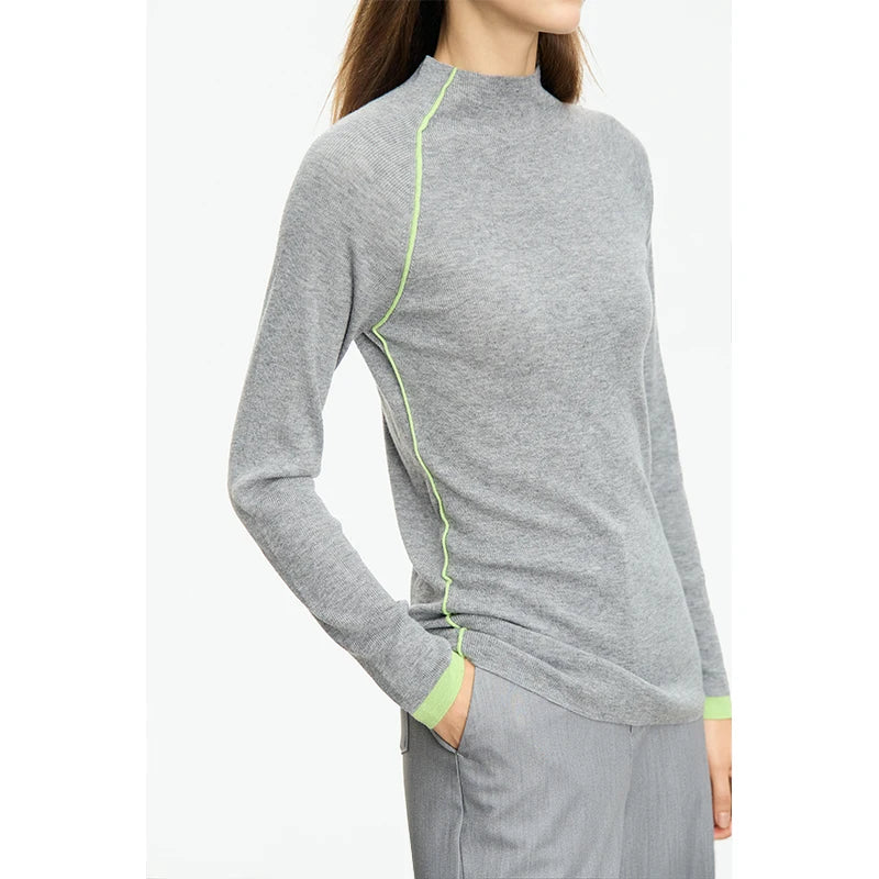 Damenpullover grau mit neongrünem Diagonalstreifen am Vorderteil und Ärmelbündchen
