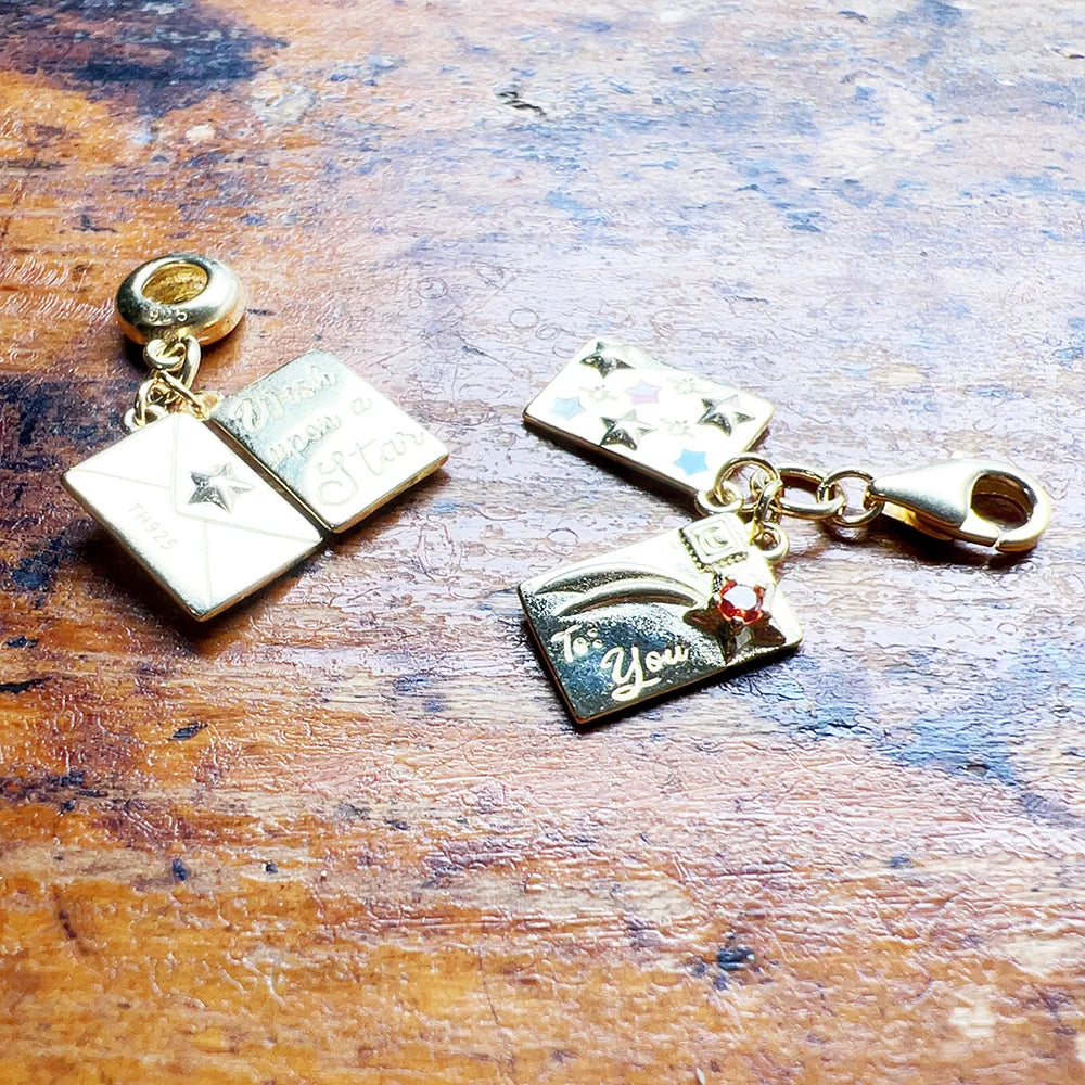 Damen-Charm-Anhänger Liebesbrief-Umschlag vergoldet aus Sterlingsilber