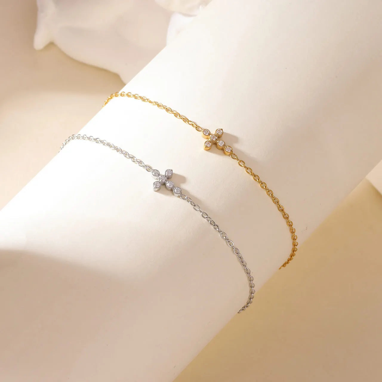 OBEAR 18K vergoldetes Edelstahl-Armband mit zierlichem Kreuz, Micro-Pavé-Armband mit kubischen Zirkonia, minimalistischer Schmuck, Geschenk für Frauen