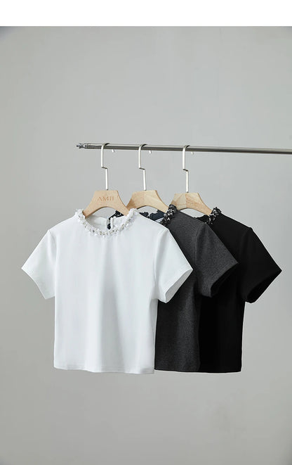 Damen Kurz-T-Shirt im minimalistischen Stil mit elastischen Perlen und Pailletten-Dekoration