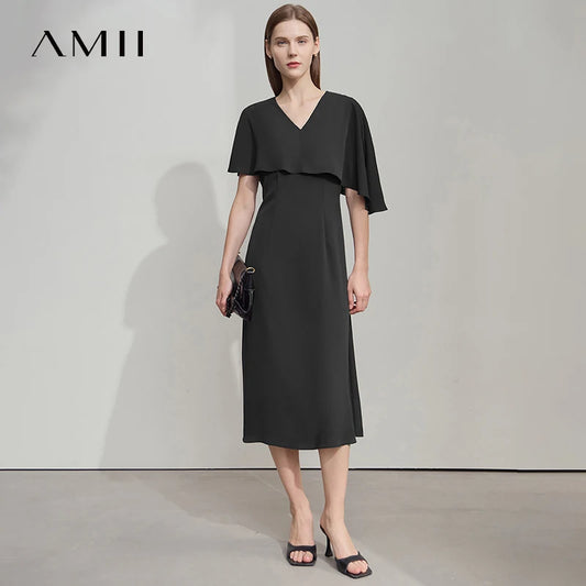 Asymmetrisches Sommerkleid in Schwarz mit V-Ausschnitt und kurzen Flügelärmeln.