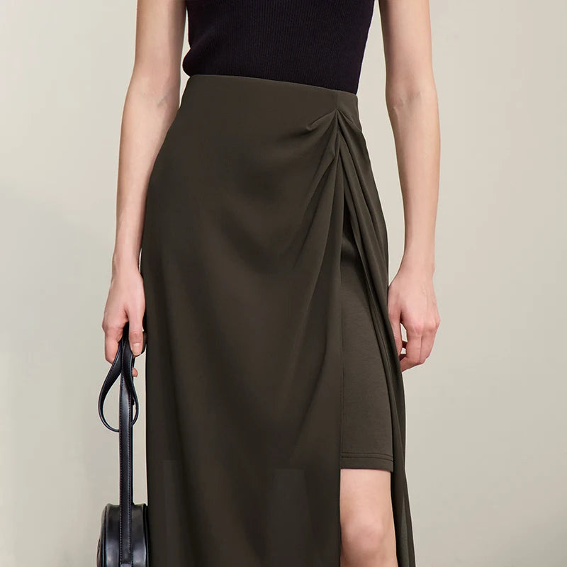 Chiffon-Midirock in dunklem Braun mit Seitenschlitz und Knoten-Drapee an der Taille