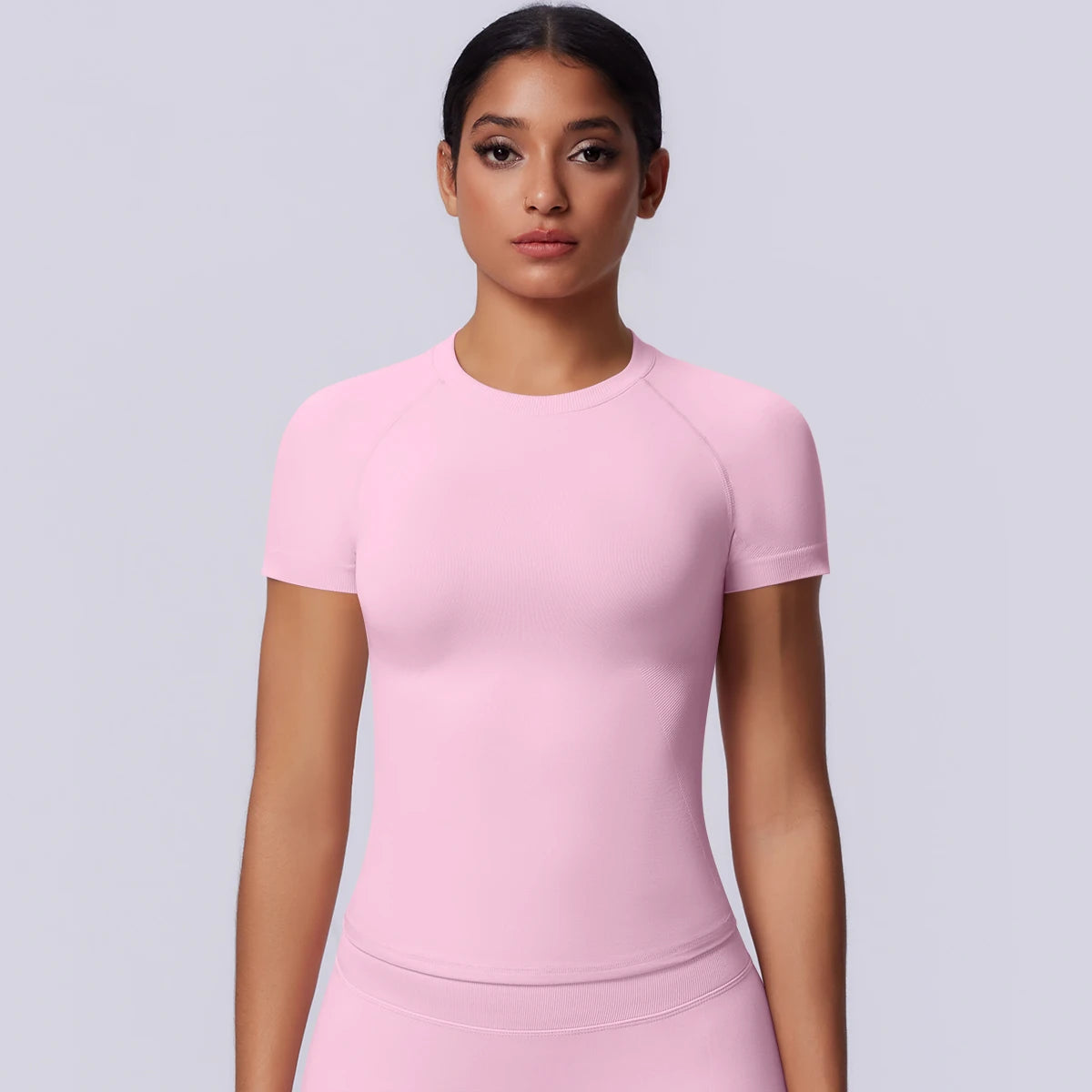 Nahtloses Funktionsshirt für Damen in hellem Pink, Frontansicht, Kurzarm bis zur Hüfte
