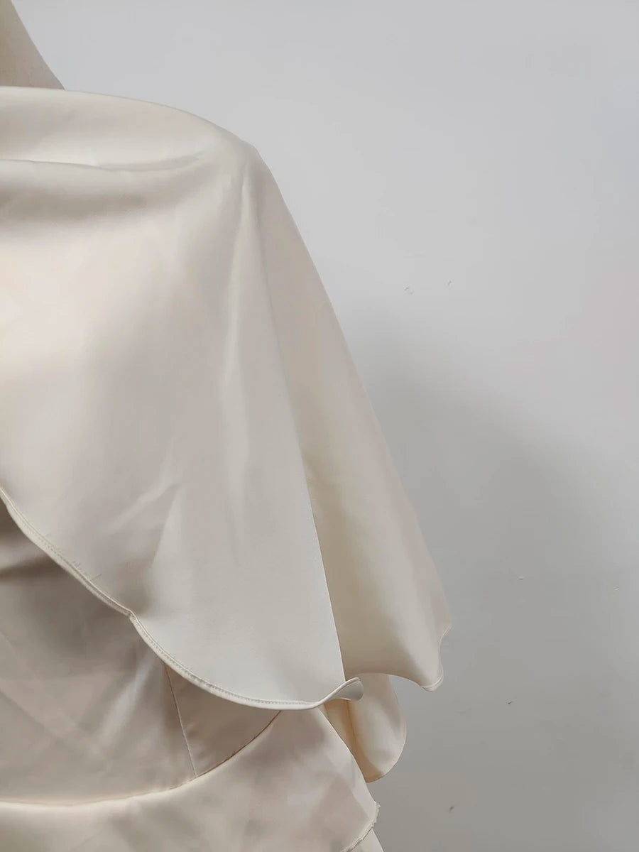 Elegantes Damen-Midikleid mit schulterfreiem Design, langen Ärmeln und Perlen-Patchwork – figurbetont und luxuriös.