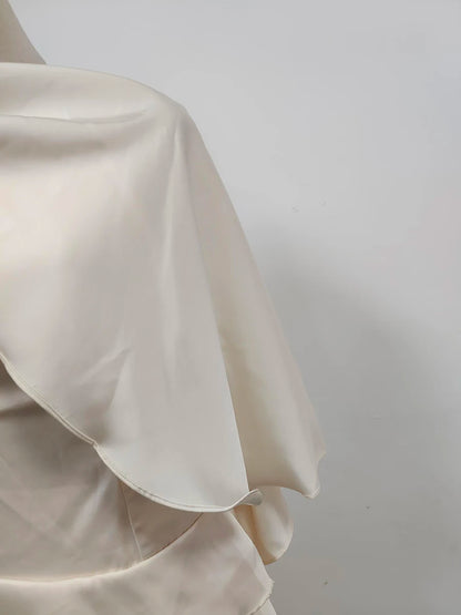 Elegantes Damen-Midikleid mit schulterfreiem Design, langen Ärmeln und Perlen-Patchwork – figurbetont und luxuriös.