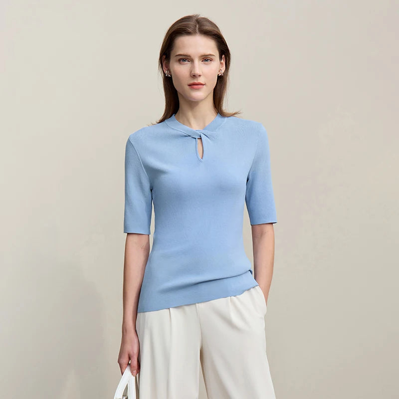 AMII Damen-Top in Hellblau, Halbarm, Knopfloch-Ausschnitt vorn, schlichtes Oberteil.