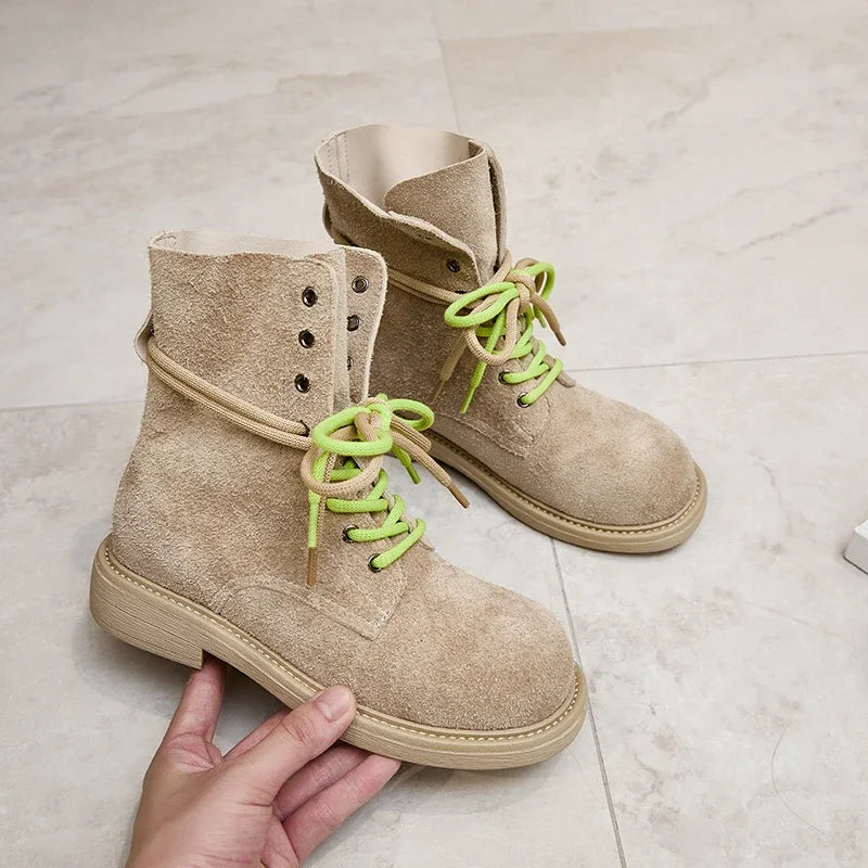 Beigefarbene Wildleder-Schnürstiefeletten mit grünen Schnürsenkeln, flacher Absatz