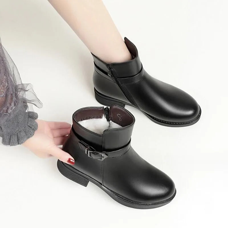 Schwarze Winterstiefelette mit Schnalle, eingelassenem Wollfutter und mittelhohem Absatz